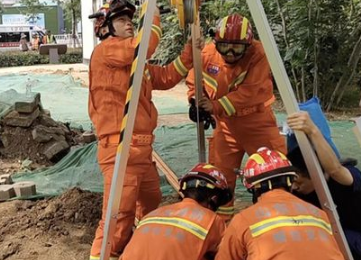 煙臺消防員用救援三腳架救出污水井清理工人