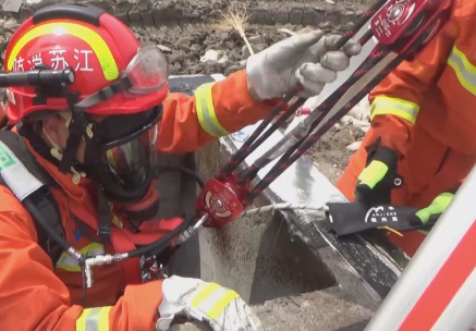 工人墜落消防水池，消防員用救援支架施救