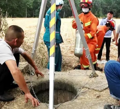 炎熱夏季，男子被困30米深井，消防員用救援支架實施救援
