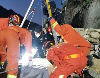 深井救援非常艱難，救援三腳架成消防隊員可靠后盾