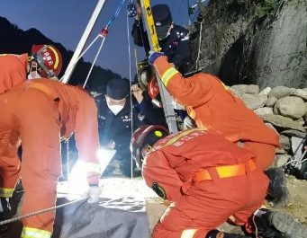 深井救援非常艱難，救援三腳架成消防隊員可靠后盾